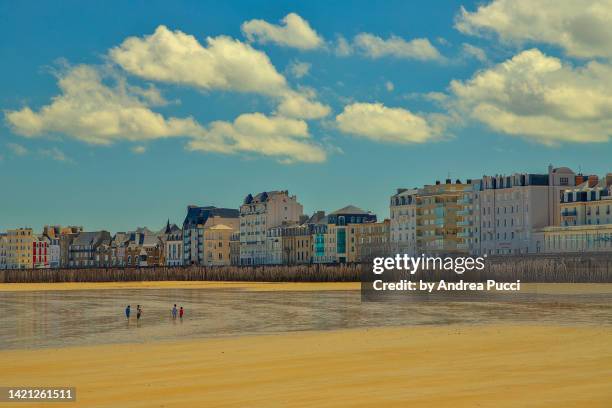 grande plage du sillon, saint-malo, brittay, france - saint malo stockfoto's en -beelden