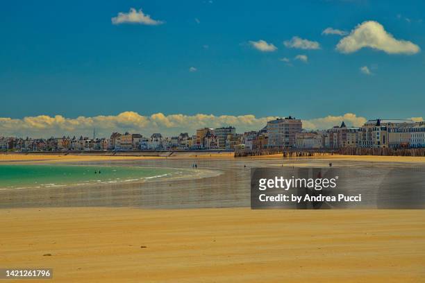 grande plage du sillon, saint-malo, brittay, france - st malo stock pictures, royalty-free photos & images