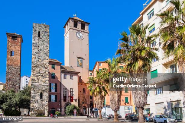 piazza del brandale in savona mit den drei türmen - ligurien, italien - savona stock-fotos und bilder