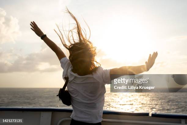 happy woman on a ship looks forward to freedom and sun. - 渡輪 個照片及圖片檔