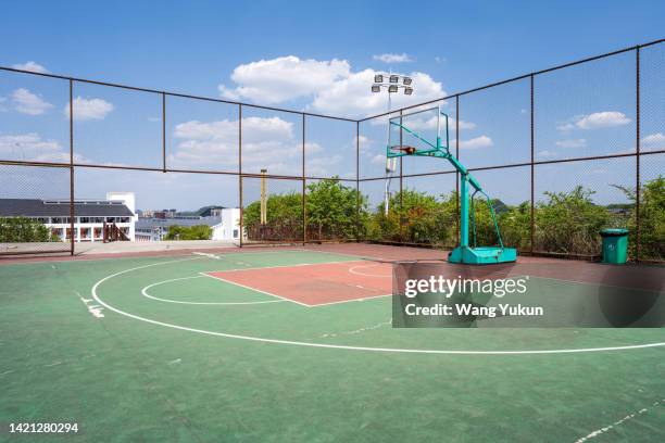 outdoor basketball court - sports centre exterior stock pictures, royalty-free photos & images