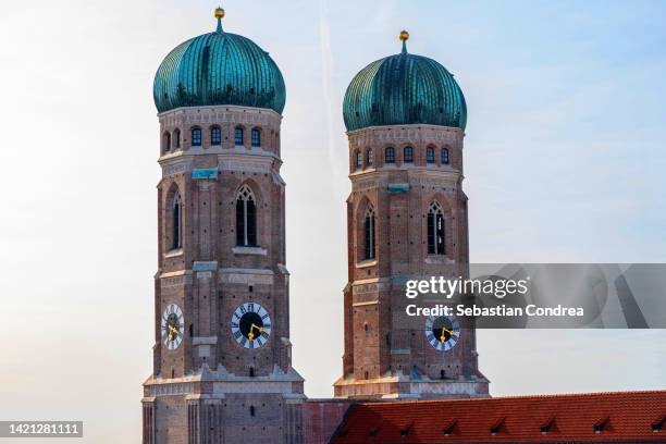 detail of the church of our lady,germany, bavaria, munich - catedral de múnich fotografías e imágenes de stock