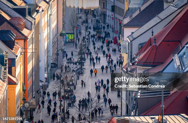 germany, bavaria, munich, view of marienplatz a high angle view of a busy pedestrian crossing. - zone piétonnière photos et images de collection