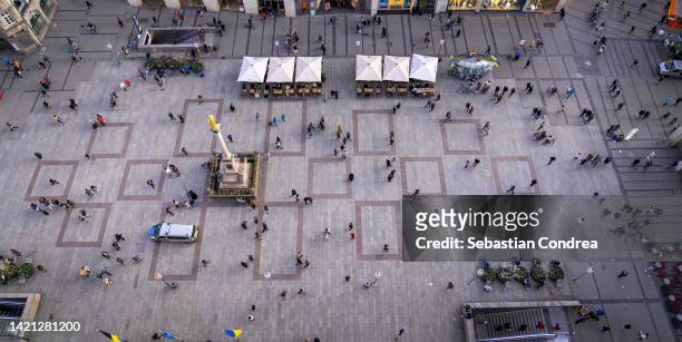 a high angle view of a busy pedestrian crossing marienplatz, munich, germany - marienplatz fotografías e imágenes de stock
