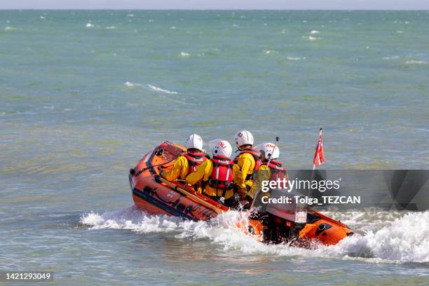 equipo rnli en eastbourne, reino unido - guardacostas fotografías e imágenes de stock