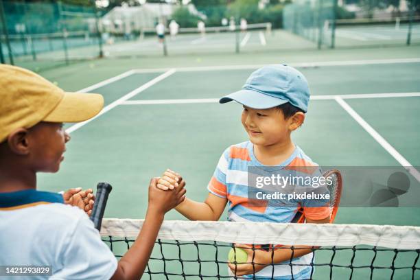 poignée de main des enfants de tennis pour le match, la compétition et le jeu amusant sur le terrain extérieur du club de sport des jeunes. jeunes amis d’école, garçons heureux et enfants souriants avec un bon esprit sportif, un soutien et un champi - tennis résultats photos et images de collection