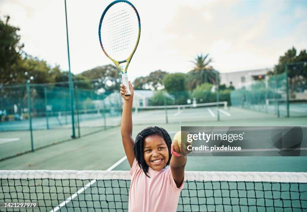 wellness afrikanisches tenniskind mit fitness, tennisschläger und ball in der hand, training und übung für sportspiel oder spiel. motivation, training und gesundheit für mädchen beim lernen und auf dem tennisplatz - 8 ball stock-fotos und bilder