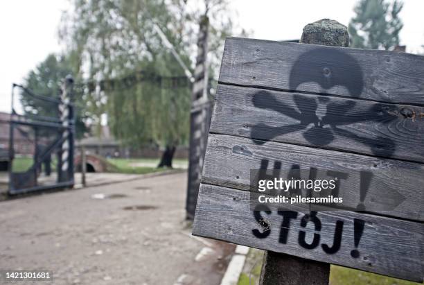 halt stop sign by main entrance, auschwitz-1, krakow, poland. - nazi atrocities stockfoto's en -beelden