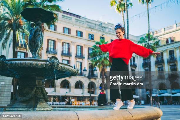 turista en barcelona - las ramblas fotografías e imágenes de stock