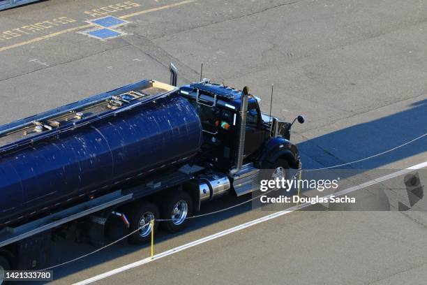 semi truck with liquid fuel trailer - gas truck stock-fotos und bilder