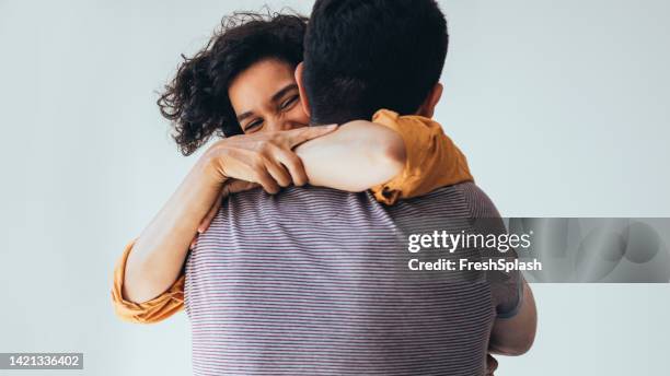 l’amour est dans l’air: un beau couple heureux qui s’embrasse et rit - femmes de dos enlacée photos et images de collection