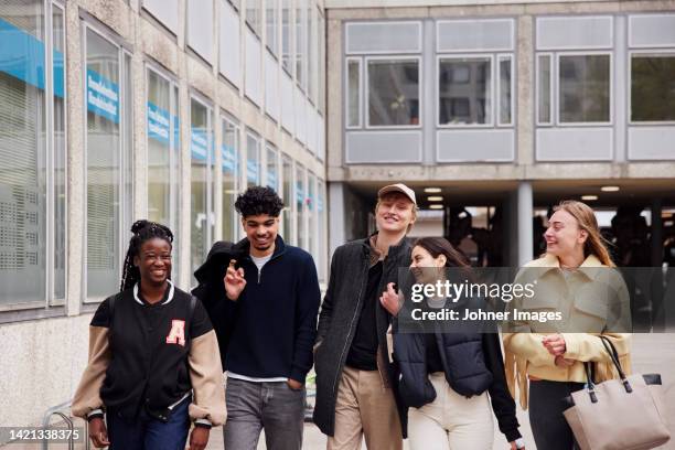 group of friends walking at campus - school ground student walking stock-fotos und bilder