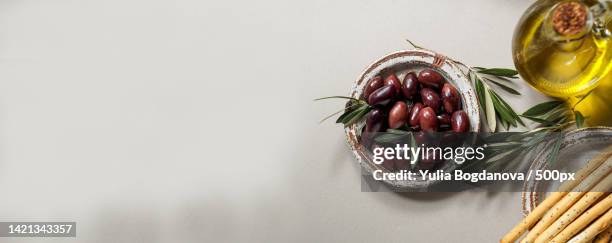 kalamata olive,aceitunas kalamon and grissini breadsticks,olive oil mediterranean - aceitunas 個照片及圖片檔
