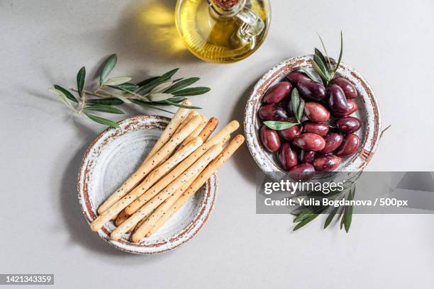 kalamata olive,aceitunas kalamon and grissini breadsticks,olive oil mediterranean snacks - aceitunas 個照片及圖片檔