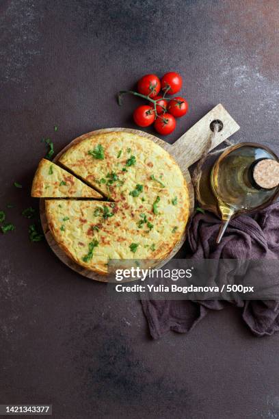 tortilla de patatas,spanish omelette with potatoes,typical spanish cuisine - tortilla de patatas photos et images de collection