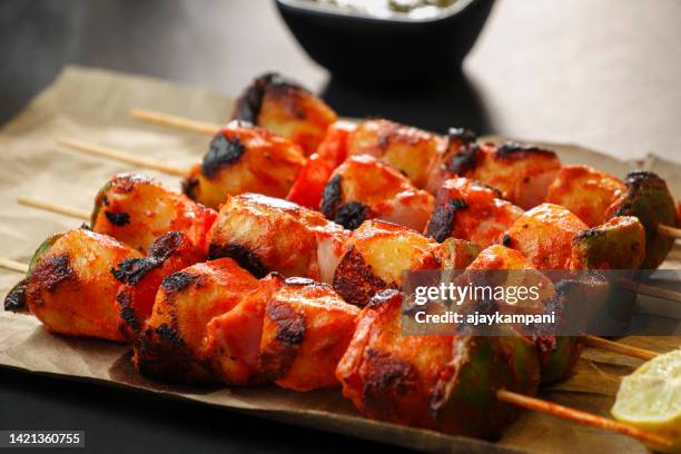 tandoori aloo tikka oder gegrillte kartoffeln - schaschlik stock-fotos und bilder