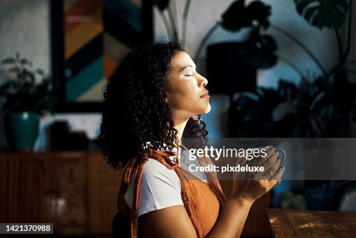 Relájate, paz y café con una mujer bebiendo un trago de cafeína y meditando en su casa con los ojos cerrados. Salud mental, bienestar y zen con una hembra joven disfrutando de la calma, la tranquilidad tranquila Relájate, paz y café con una mujer bebiendo un trago de cafeína y meditando en su casa con los ojos cerrados. Salud mental, bienestar y zen con una hembra joven disfrutando de la calma, la tranquilidad tranquila