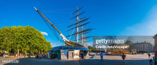 london people beside cutty sark sailing ship maritime greenwich panorama - the cutty sark stockfoto's en -beelden