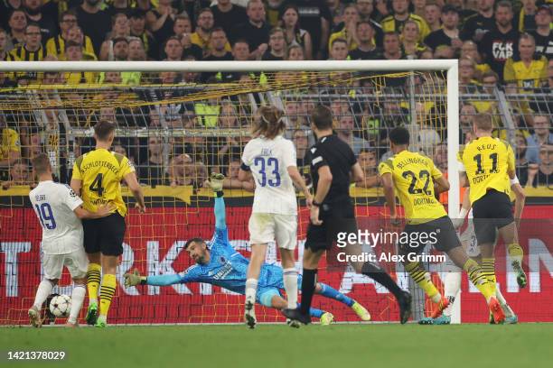 Jude Bellingham of Borussia Dortmund scores their team's third goal during the UEFA Champions League group G match between Borussia Dortmund and FC...