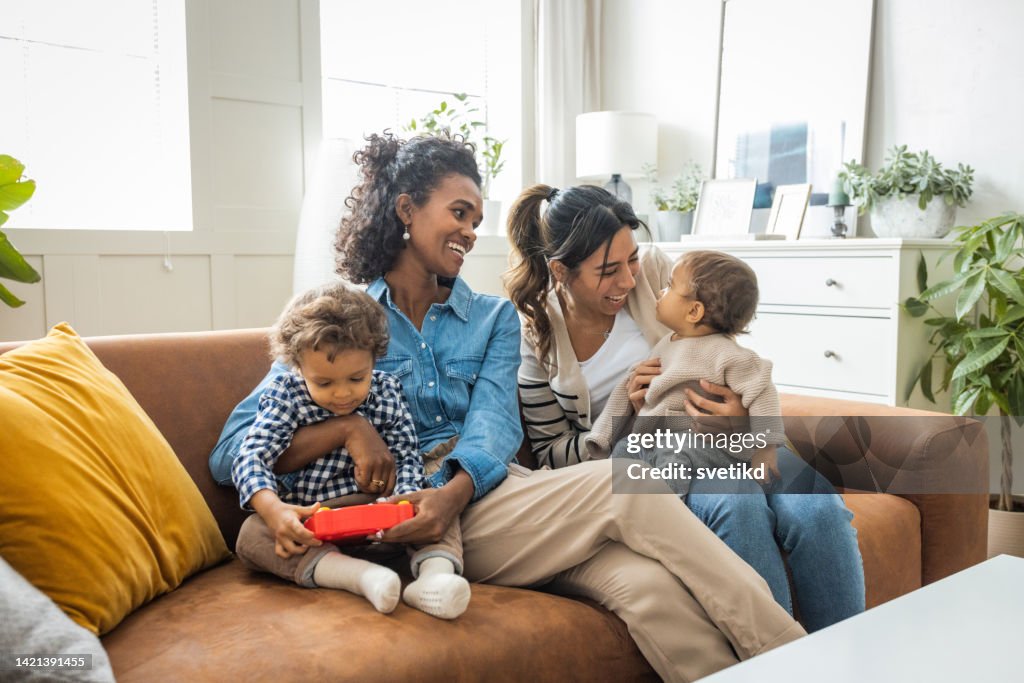 Casal gay feminino com filhos em casa