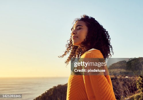 Liberté, détente et état d’esprit heureux d’une femme du Brésil avec le soleil sur le visage en mer. Coucher de soleil sur la nature, l’océan et l’eau de plage avec un jeune qui ressent la paix, le bien-être et la gratitude de la méditation Liberté, détente et état d’esprit heureux d’une femme du Brésil avec le soleil sur le visage en mer. Coucher de soleil sur la nature, l’océan et l’eau de plage avec un jeune qui ressent la paix, le bien-être et la gratitude de la méditation