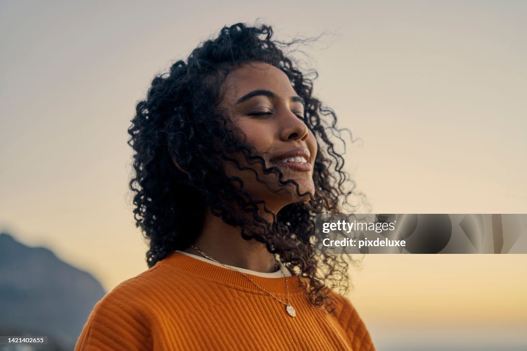Glückliche Frau in der Natur, Sonnenuntergang Himmel Frieden und Lächeln atmen CO2. Wellness-Schönheit, klarer Außenhimmel und
Frische Welle der Ruhe. Augen geschlossen, Asthmabehandlung Luft und Mädchen mit lockigem Haar entspanntes Gesicht.