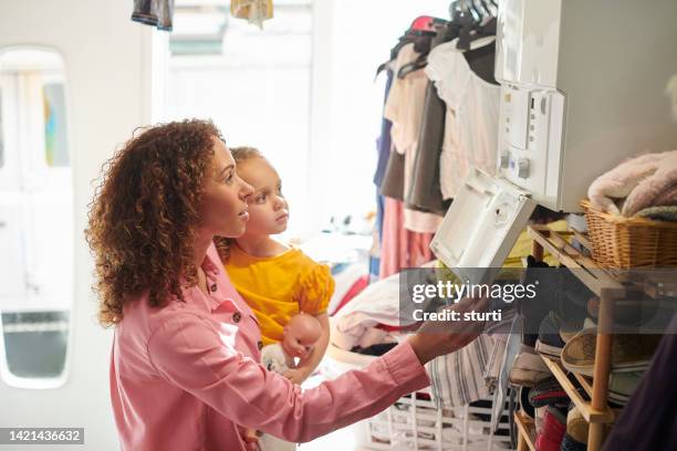 krise der lebenshaltungskosten - heizung stock-fotos und bilder