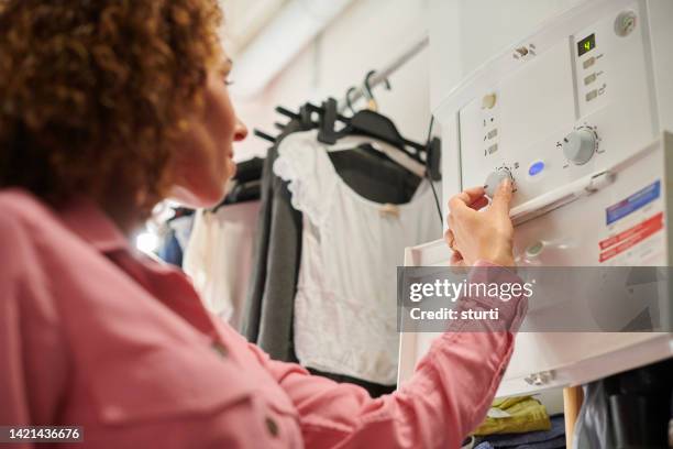 turning the boiler down - caldeira imagens e fotografias de stock