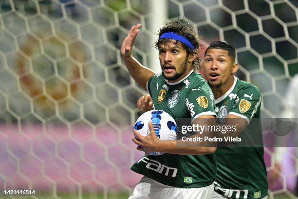 Gustavo Scarpa of Palmeiras celebrates with teammate Roni after scoring the opening goal during a Copa CONMEBOL Libertadores 2022 second-leg...