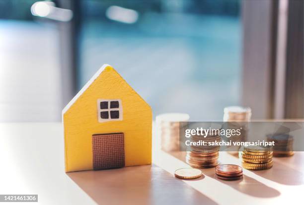 home concept, home savings - seguro del hogar fotografías e imágenes de stock