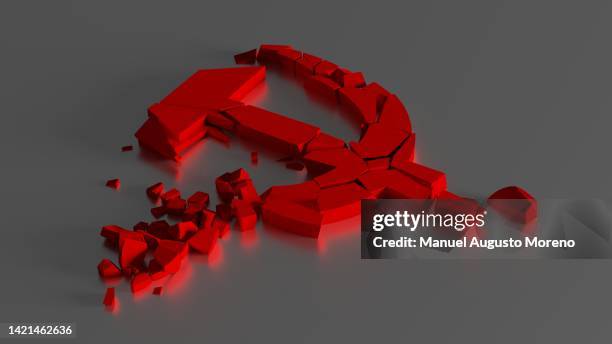 communist hammer and sickle broken to pieces - antiga-união-soviética - fotografias e filmes do acervo