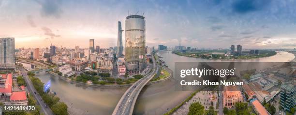 vista aérea de bitexco e ifc one saigon tower, edificios, carreteras, puente thu thiem 2 y río saigón - muy lejos se encuentra el rascacielos landmark 81. - saigon river fotografías e imágenes de stock