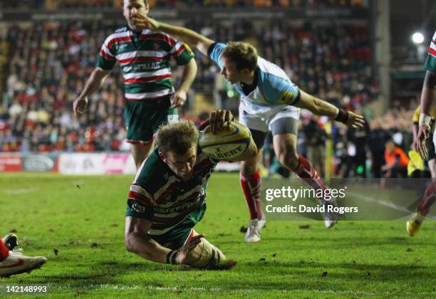 Tom Croft of Leicester dives over for a try during the Aviva Premiership match between Leicester Tigers and Worcester Warriors at Welford Road on...