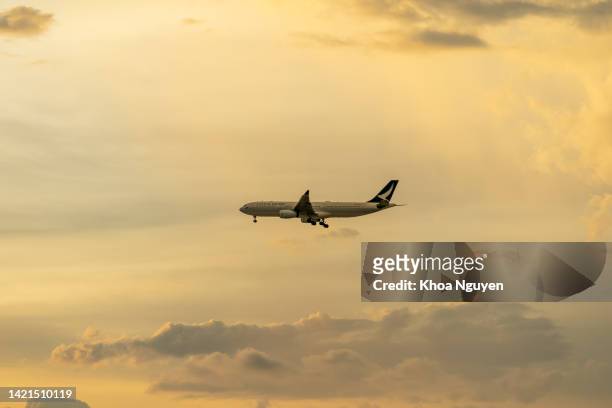 qatar airways airbus a350 airplane fly over urban areas preparing landing into tan son nhat international airport and takes off in tsn airport - boeing 777 stock pictures, royalty-free photos & images