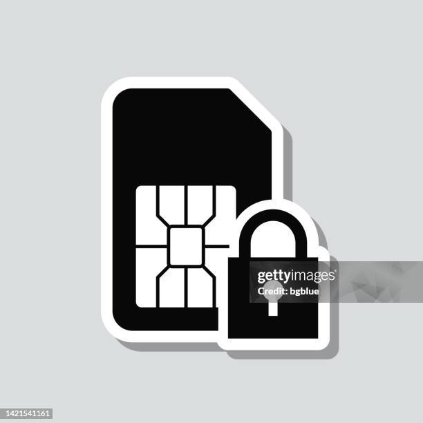 sim-karte mit vorhängeschloss. symbolaufkleber auf grauem hintergrund - sim karte stock-grafiken, -clipart, -cartoons und -symbole