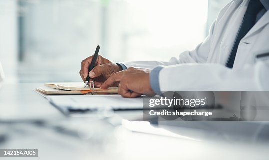 Le médecin écrit sur du papier ou un document à un bureau de l’hôpital. Professionnel de la santé rédigeant une lettre d’assurance médicale, des documents juridiques ou un formulaire. Un médecin généraliste déposant un document dans un burea Le médecin écrit sur du papier ou un document à un bureau de l’hôpital. Professionnel de la santé rédigeant une lettre d’assurance médicale, des documents juridiques ou un formulaire. Un médecin généraliste déposant un document dans un burea