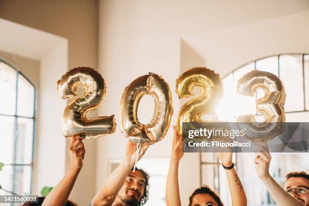 nahaufnahme von goldenen luftballons mit 2023-text, um das neue jahr zu feiern - happy new year stock-fotos und bilder