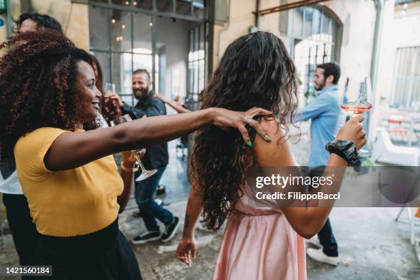 des amis qui s’amusent ensemble en faisant la ligne de conga - faire la chenille photos et images de collection