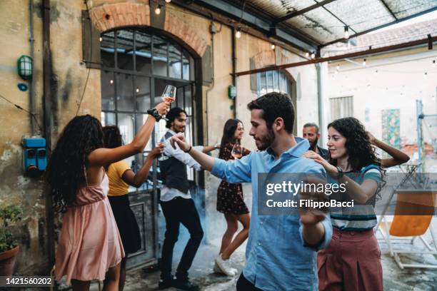 des amis qui s’amusent ensemble en faisant la ligne de conga - faire la chenille photos et images de collection