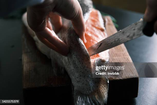 salmón de corte - raw fish fotografías e imágenes de stock