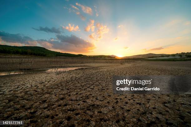 sunset over a desert, arid landscapes, deserts - trocknen stock-fotos und bilder
