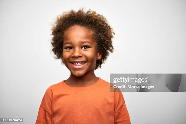 portrait of african american cute boy smiling on white background - criança - fotografias e filmes do acervo