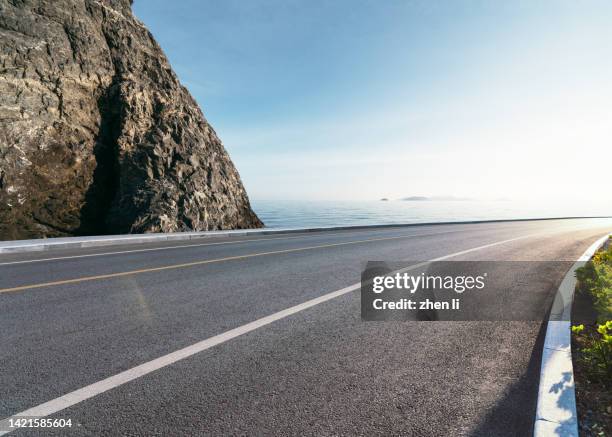 coastal road - carretera costera fotografías e imágenes de stock