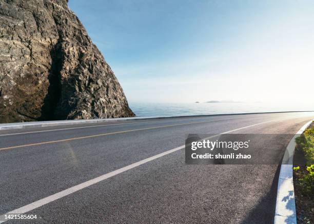 coastal road - empty road foto e immagini stock