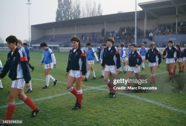 Entrée dans le terrain des deux équipes de football féminin pour la qualification au 3e championnat d'europe de football féminin organisé par l'UEFA,...