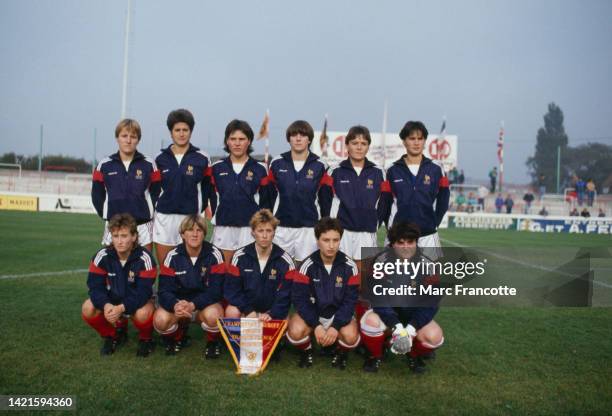 Photo de présentation de l’équipe de France lors du match de qualification au 3e championnat d'europe de football féminin organisé par l'UEFA, entre...