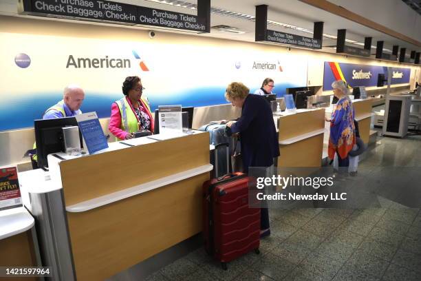 Am Check In 858 American Airlines Check In Stock Photos, High-Res Pictures, and ...