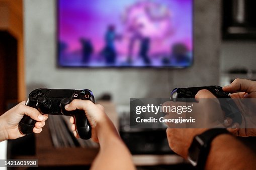 Vater und Sohn spielen Videospiele zu Hause Vater und Sohn spielen Videospiele zu Hause