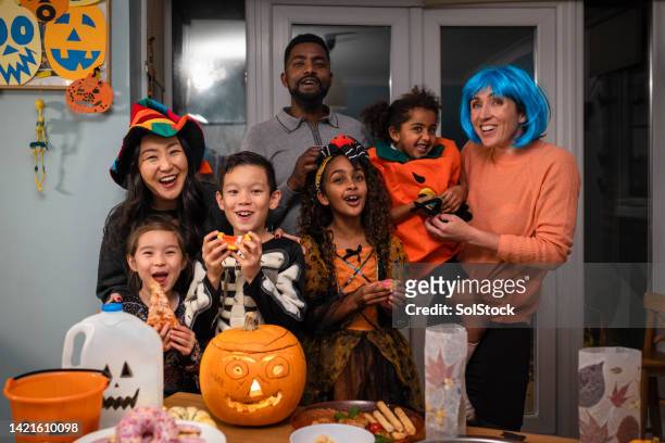 halloween fun with family and friends - asian mother and daughter pumpkin stockfoto's en -beelden