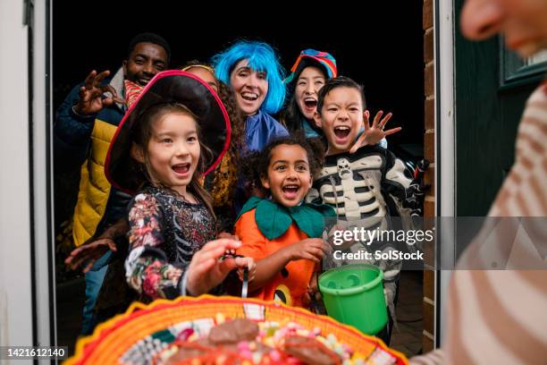 boo to you! - halloween kids stockfoto's en -beelden